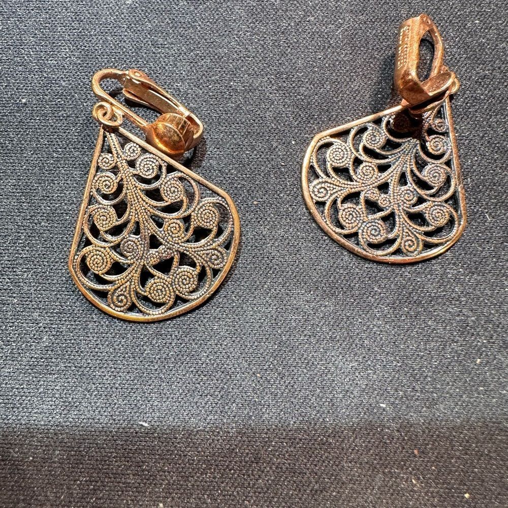 Elegant Gold Filigree Teardrop Earrings